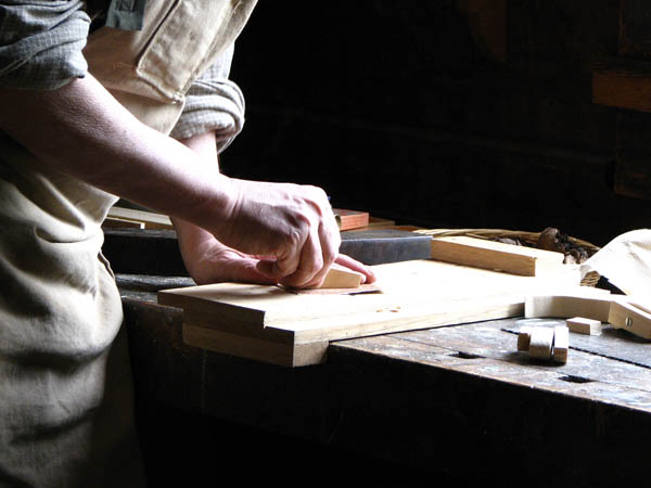 Nuestro equipo de profesionales cuenta  con muchos años de contrastada <strong>experiencia</strong> en el sector de la <strong>carpintería de madera en Benejúzar</strong>.